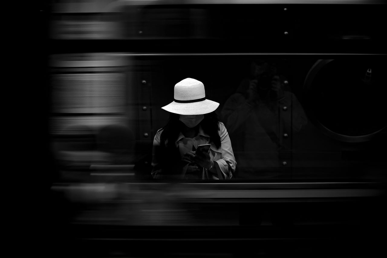 A travers le métro qui entre en station. 