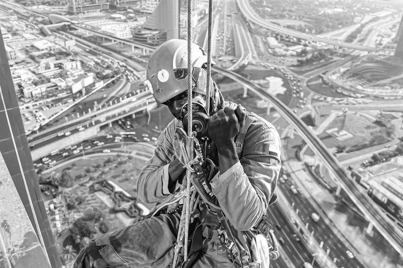 Difficult job of towers' façade-glass cleaners