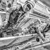 Difficult job of towers' façade-glass cleaners
