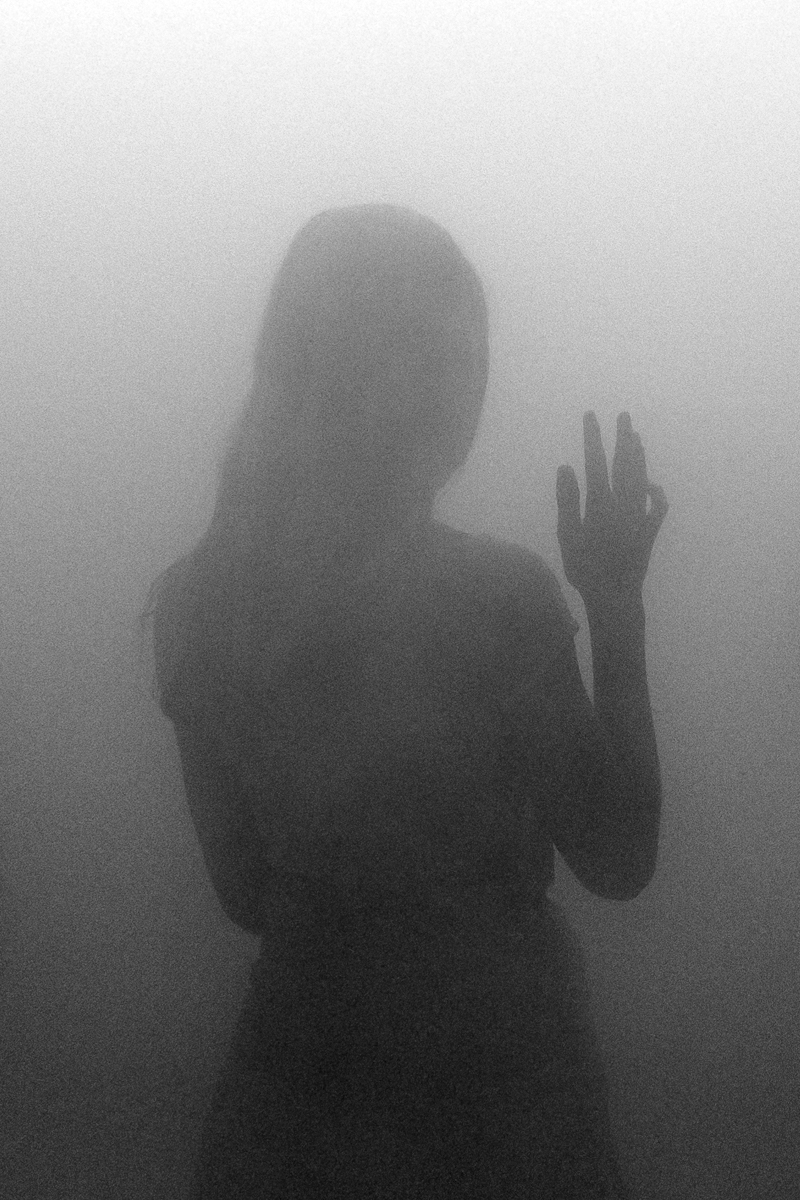 Visitors in Fujiko Nakaya's fog-skulpture, Berlin, neue Nationalgalerie, 31.05.2025