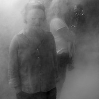 Visitors in Fujiko Nakaya's fog-skulpture, Berlin, neue Nationalgalerie, 31.05.2025