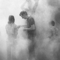 Visitors in Fujiko Nakaya's fog-skulpture, Berlin, neue Nationalgalerie, 31.05.2025