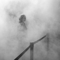 Visitors in Fujiko Nakaya's fog-skulpture, Berlin, neue Nationalgalerie, 31.05.2025