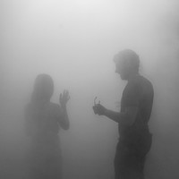 Visitors in Fujiko Nakaya's fog-skulpture, Berlin, neue Nationalgalerie, 31.05.2025