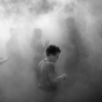 Visitors in Fujiko Nakaya's fog-skulpture, Berlin, neue Nationalgalerie, 31.05.2025