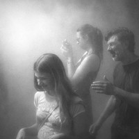 Visitors in Fujiko Nakaya's fog-skulpture, Berlin, neue Nationalgalerie, 31.05.2025